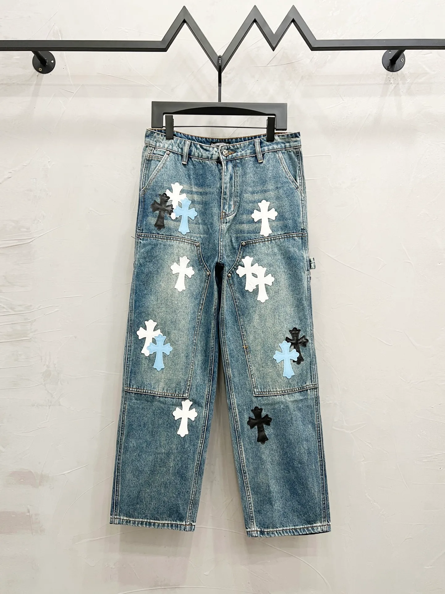P260 Style number: [M928] Chrome hearts & Chrome hearts 25ss black and white blue cross patch leather jeans Chrome hearts’ logging pants are here! ! ! CH Croix Heart Double Knee Cross Patch Leather Bo1 Style Logging Pants Straight-leg Work Pants B136 Croix Heart Cross Sanskrit Overalls Price 24W Level, patchwork cross pattern embellishment, high-waisted washed jeans! ! Absolutely high-end luxury products, 1.9W level god-level single products, super popular products, made by top heavy industry, not to be missed. About Zangyin, this is an extremely luxurious fashion brand, which can also be called the nobles of the high street. It has always been an exclusive brand of some hipsters or rich second generation. Compared with ordinary high streets, it is more luxurious and noble. Compared with luxury brands, it has a more fashionable personality and has always been a brand that I have a special liking for. Imported yarn is custom-woven into a high-density twill canvas. While ensuring a stiff silhouette, the fabric feels very delicate. It follows the B01 classic silhouette. The upper body is stiff and stylish. The ready-made garments are stone-ground and fermented and can be matched with any style. Buttons and zinc brushing are washed with genuine YKK retro metal products. Double-layered canvas on the front. Perfect details. All hardware is perfect. Size: 30-32-34-36 Color: blue pants, black and white, blue